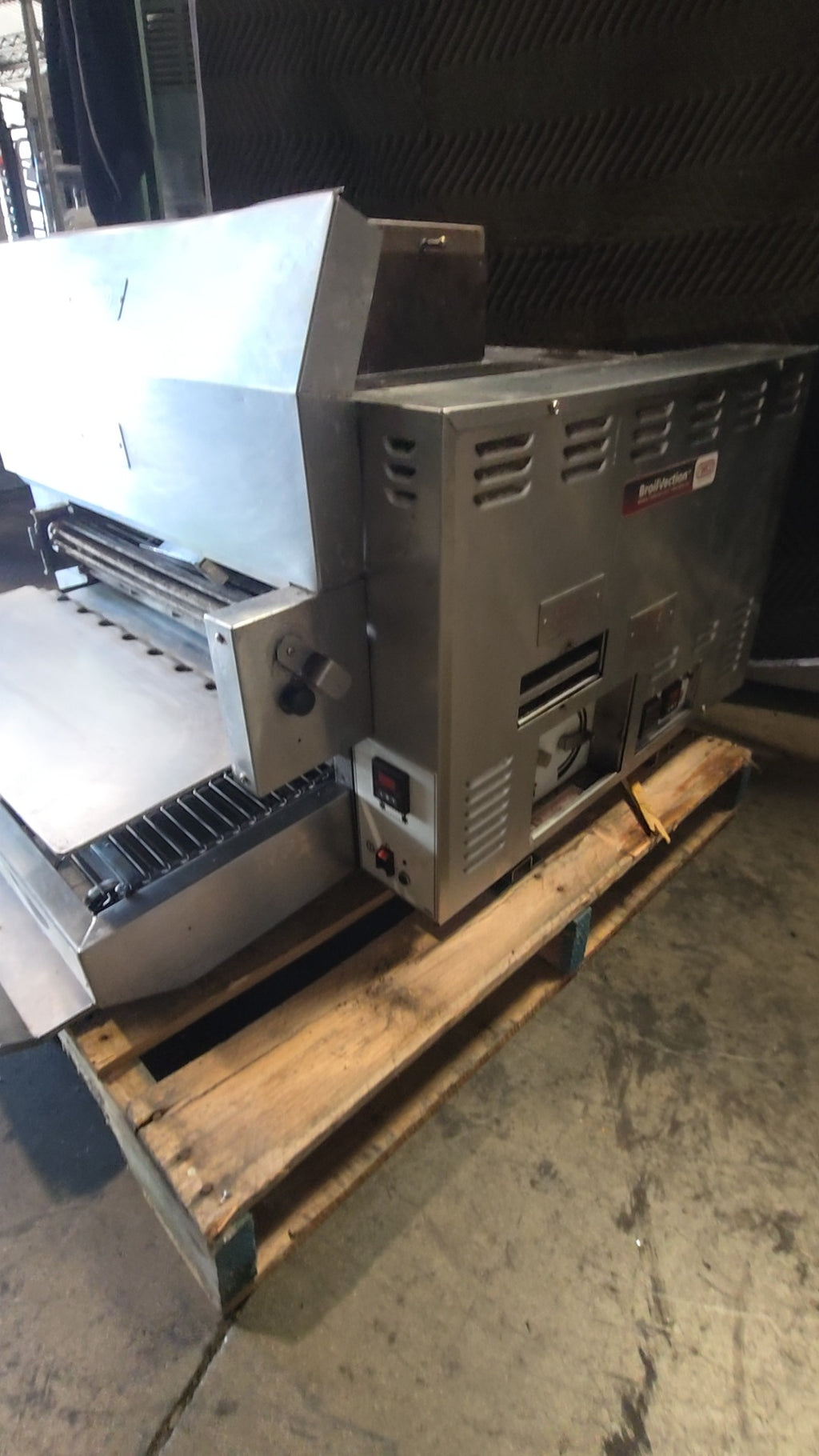 Nieco JF14G Conveyor Broiler, Commercial Natural Gas 220V 1PH 12Amp Electric With Giles Ventless Recirculating Hood System