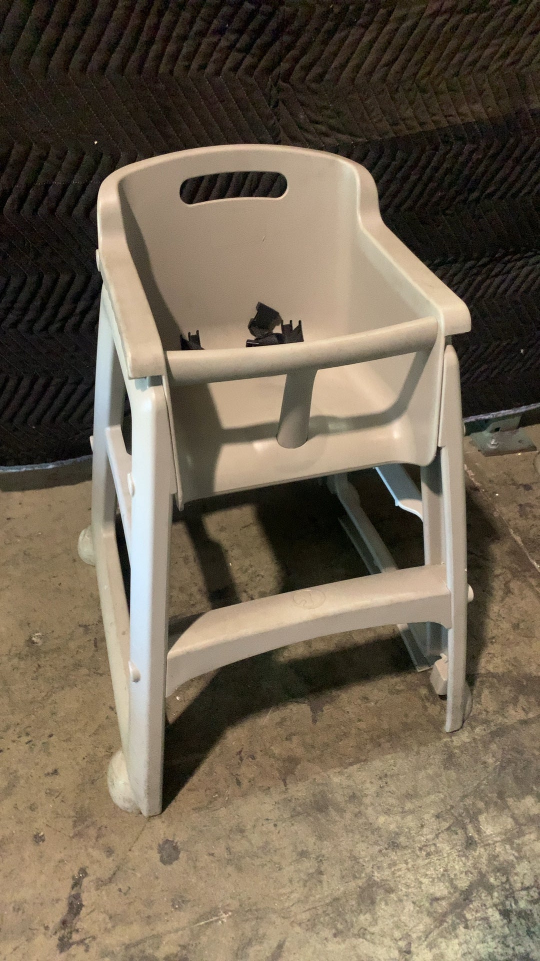Rubbermaid Commercial Products D90-7806-A1 High Chair, Stackable Commercial Safety Harness