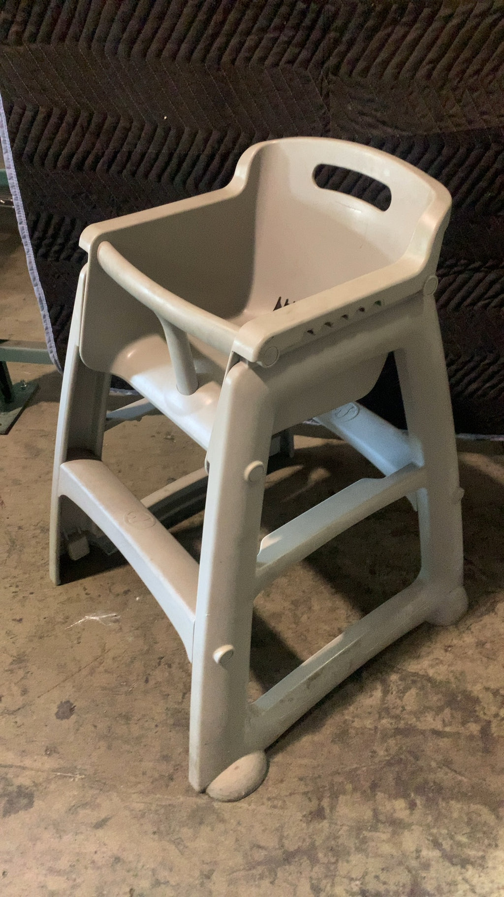 Rubbermaid Commercial Products D90-7806-A1 High Chair, Stackable Commercial Safety Harness