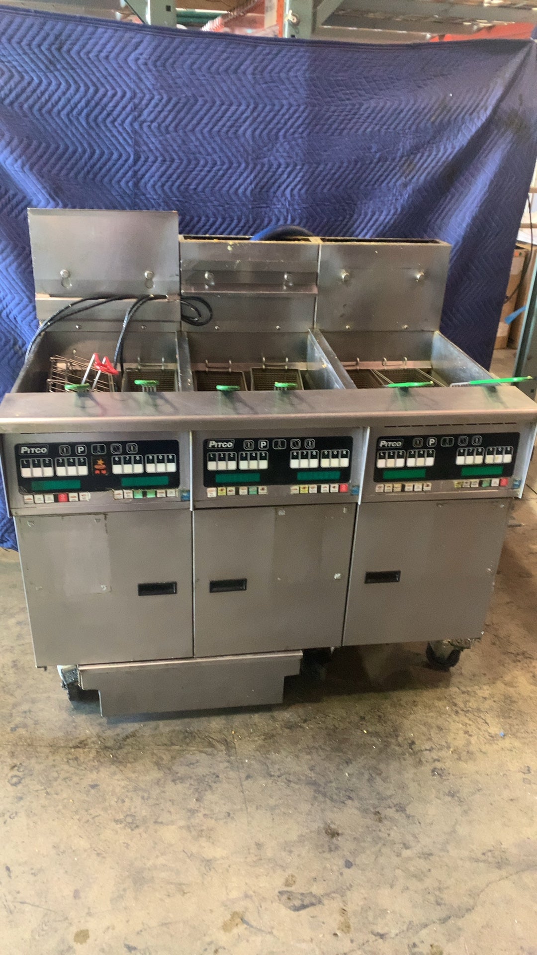 Pitco SGH50 Deep Fryer, Triple Vat, Natural Gas 80000 BTU/h 115V 9A On Wheels