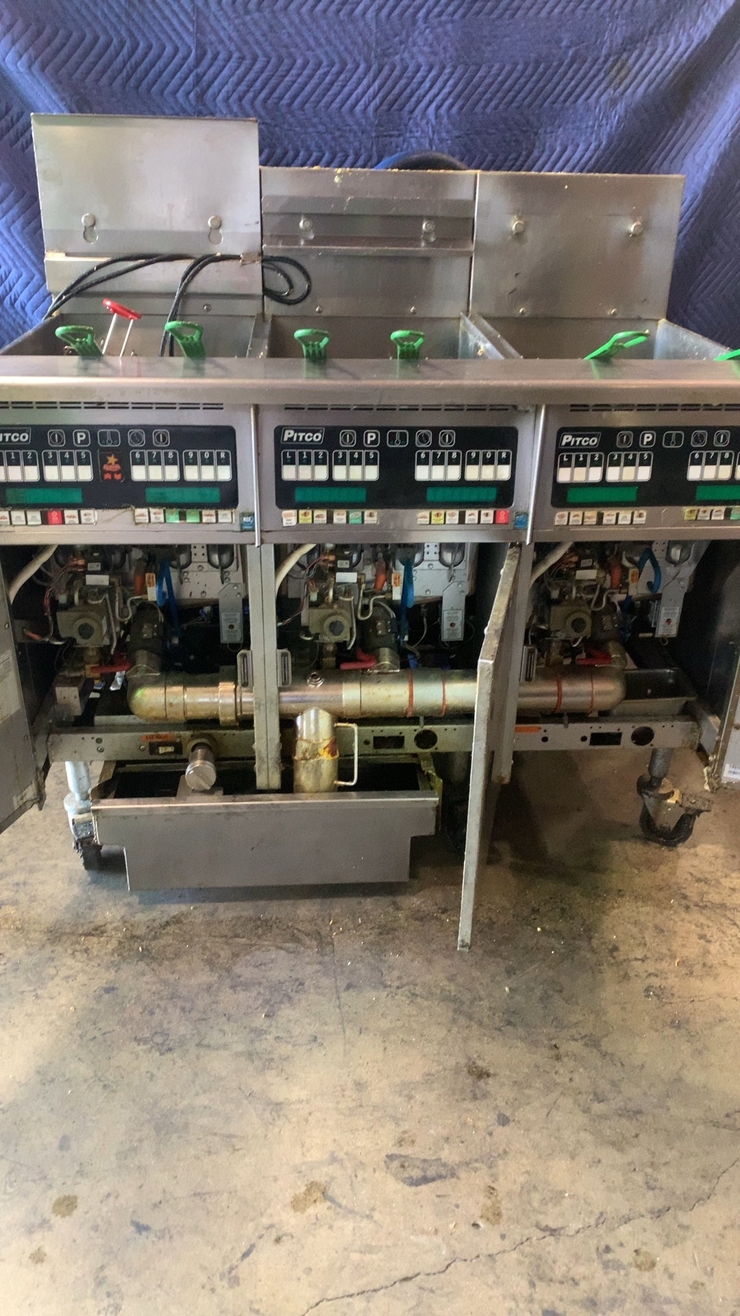Pitco SGH50 Deep Fryer, Triple Vat, Natural Gas 80000 BTU/h 115V 9A On Wheels