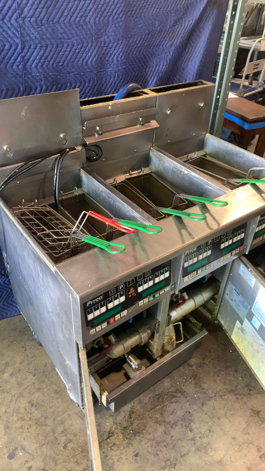 Pitco SGH50 Deep Fryer, Triple Vat, Natural Gas 80000 BTU/h 115V 9A On Wheels
