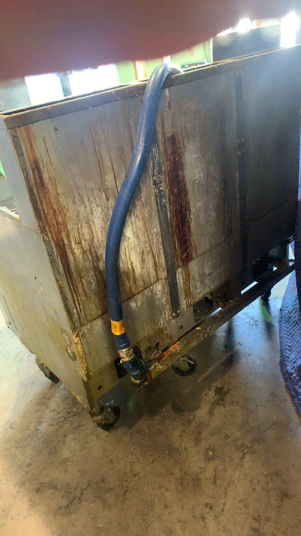 Pitco SGH50 Deep Fryer, Triple Vat, Natural Gas 80000 BTU/h 115V 9A On Wheels