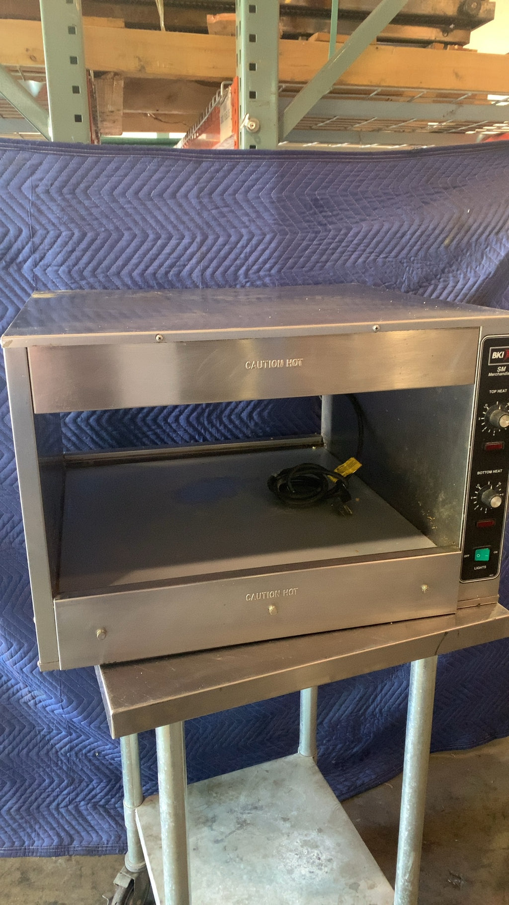 BKI SM Merchandiser Heated Display, Countertop Top and Bottom Heat Lights