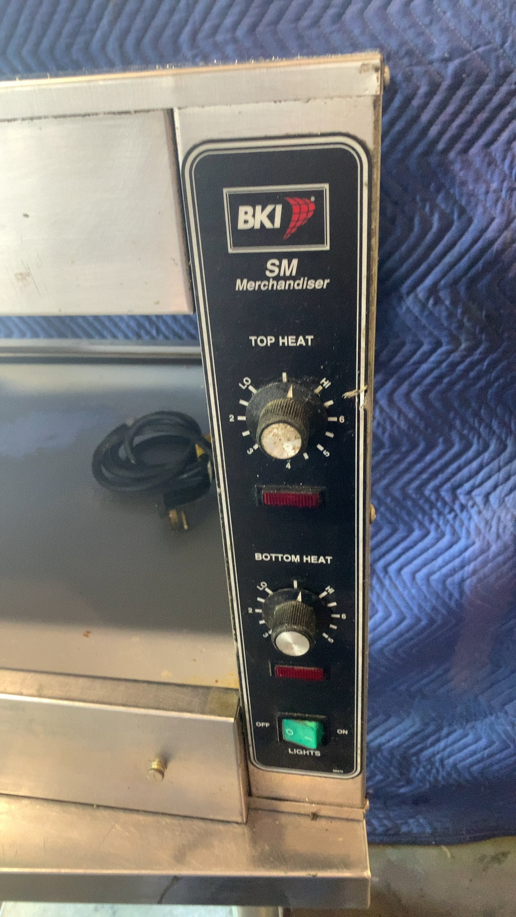 BKI SM Merchandiser Heated Display, Countertop Top and Bottom Heat Lights