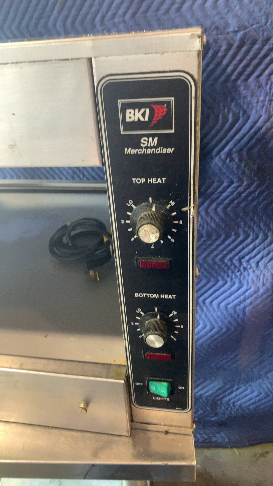BKI SM Merchandiser Heated Display, Countertop Top and Bottom Heat Lights