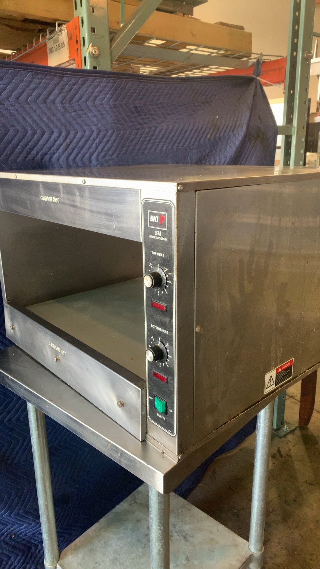 BKI SM Merchandiser Heated Display, Countertop Top and Bottom Heat Lights