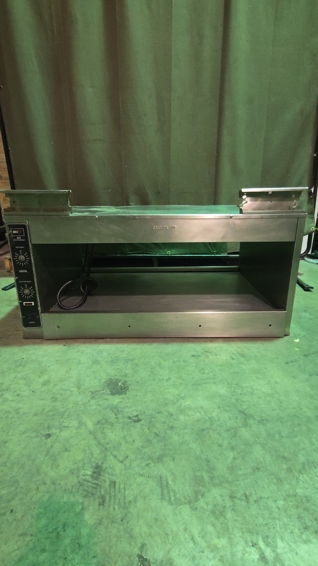 BKI SM Merchandiser Heated Merchandiser, Countertop Top And Bottom Heat Lights