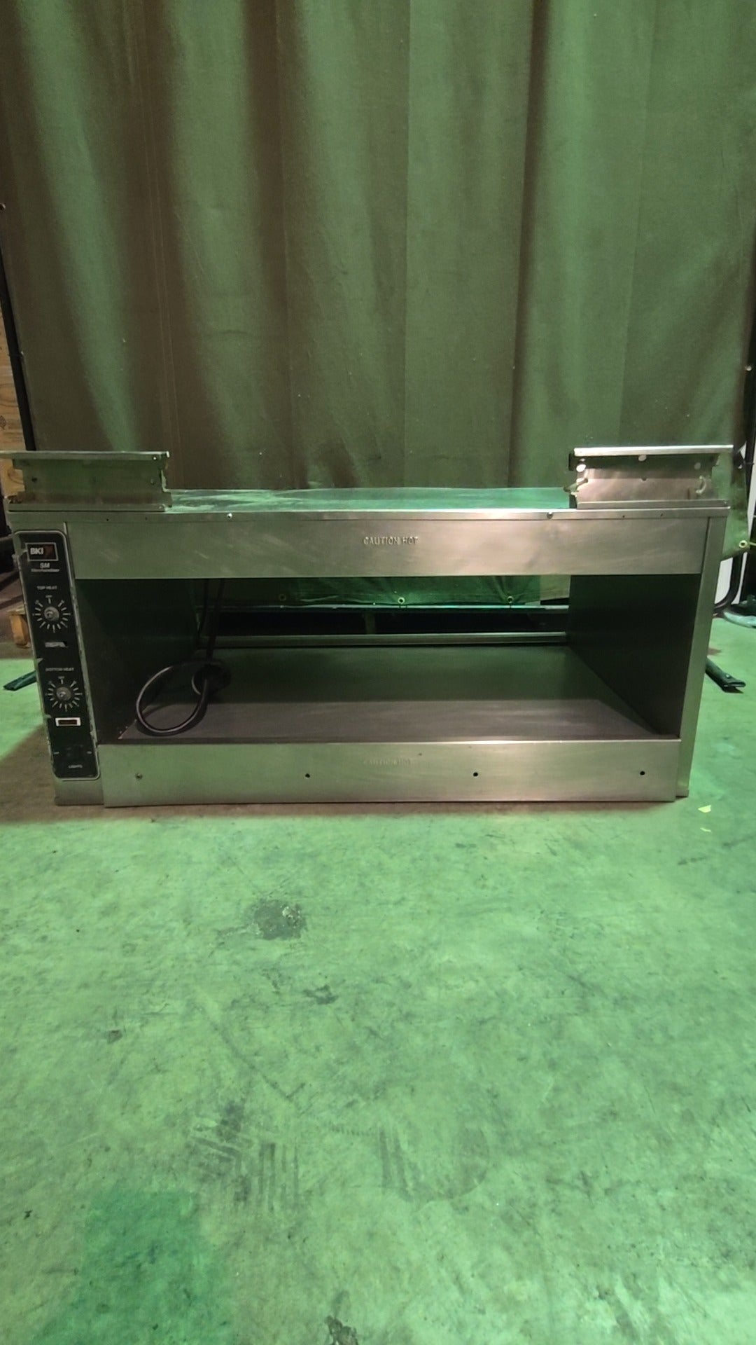 BKI SM Merchandiser Heated Merchandiser, Countertop Top And Bottom Heat Lights