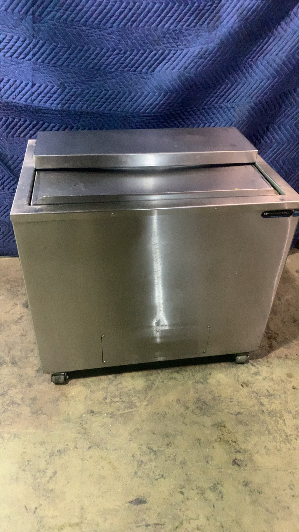 Wasserstrom Self-Contained Mobile Cold Well Refrigerated Table, Cold Food Stainless Steel, Hinged Lid, Casters