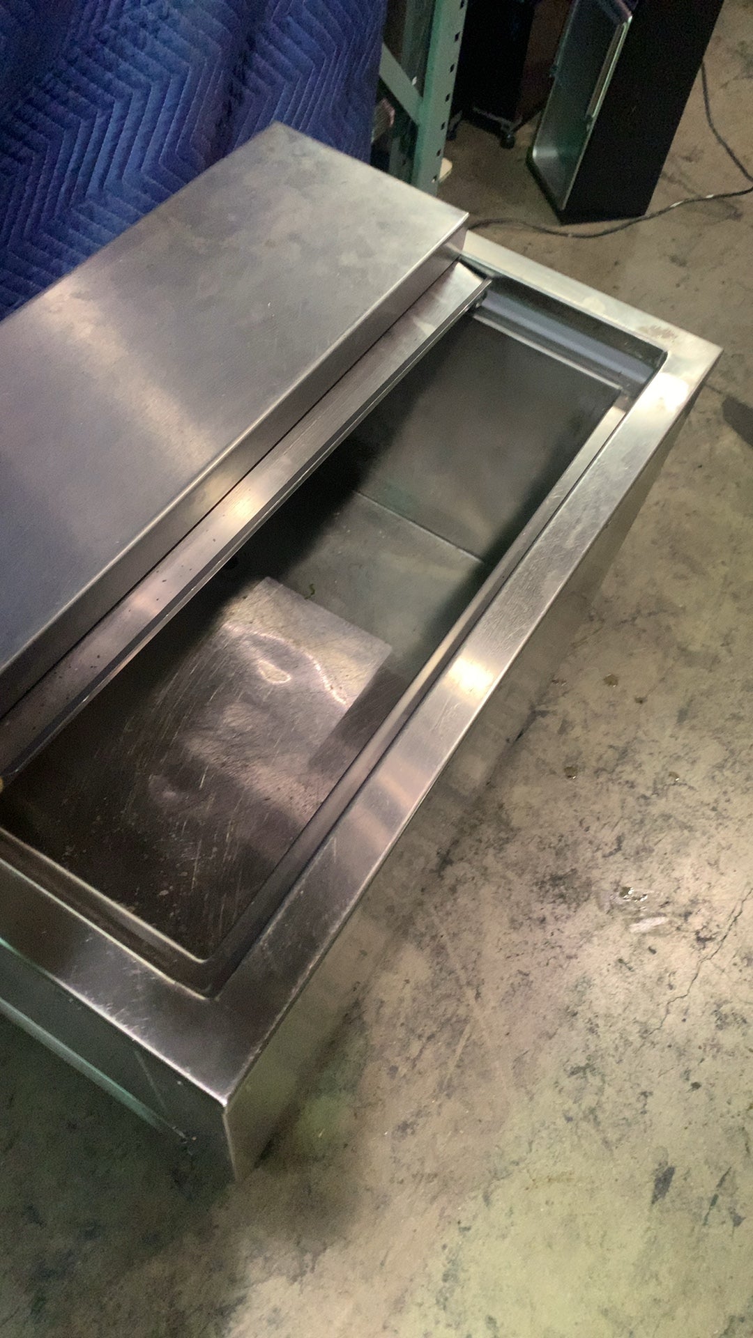 Wasserstrom Self-Contained Mobile Cold Well Refrigerated Table, Cold Food Stainless Steel, Hinged Lid, Casters