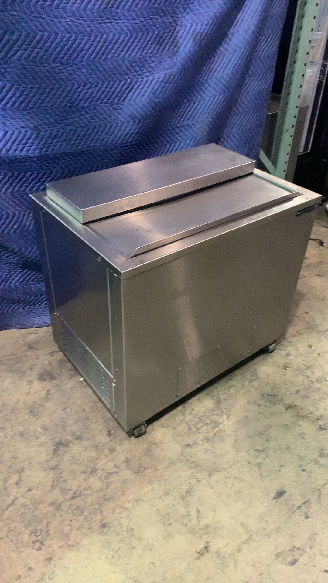 Wasserstrom Self-Contained Mobile Cold Well Refrigerated Table, Cold Food Stainless Steel, Hinged Lid, Casters