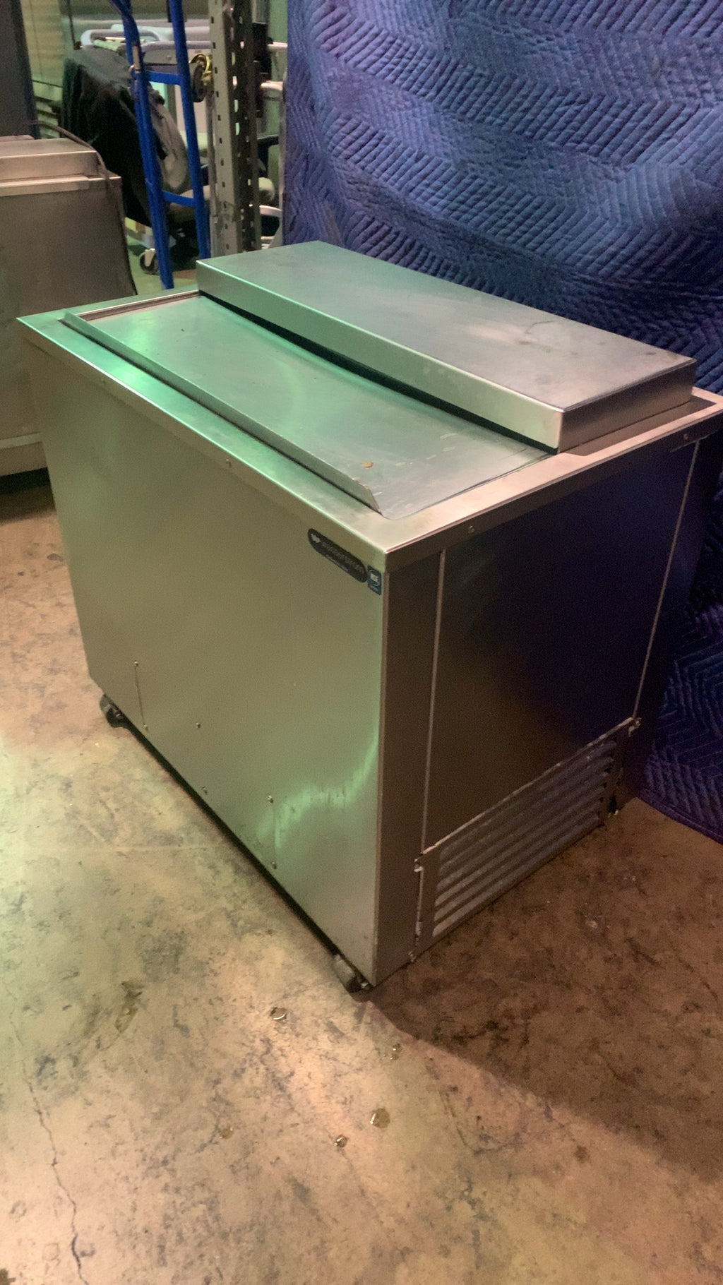 Wasserstrom Self-Contained Mobile Cold Well Refrigerated Table, Cold Food Stainless Steel, Hinged Lid, Casters