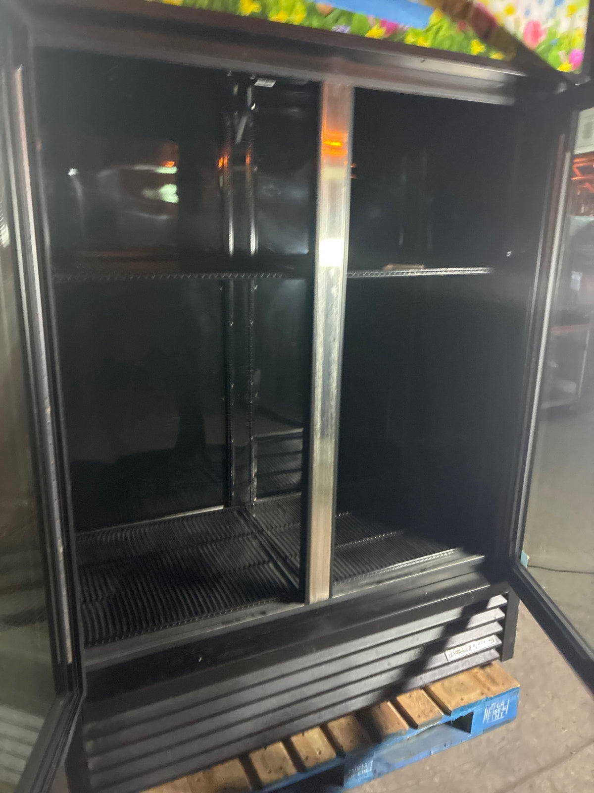 True GDM-49FC-HC-TSL01 Merchandiser, 2 Glass Swing Doors, Refrigerated