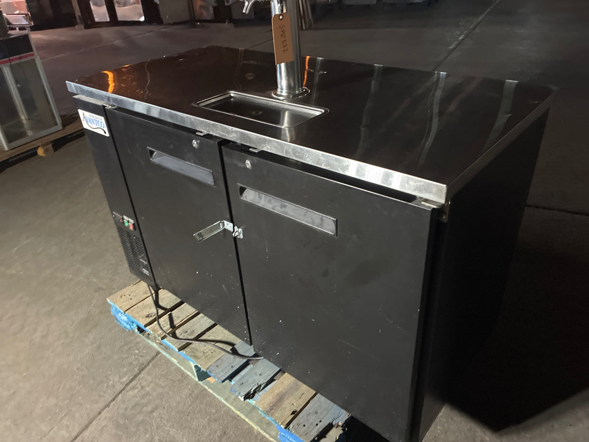Avantco 178UDD2HC Kegerator, 2 Solid Swing Doors