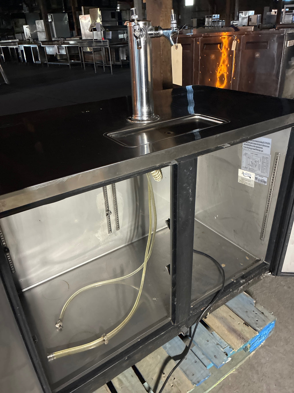 Avantco 178UDD2HC Kegerator, 2 Solid Swing Doors