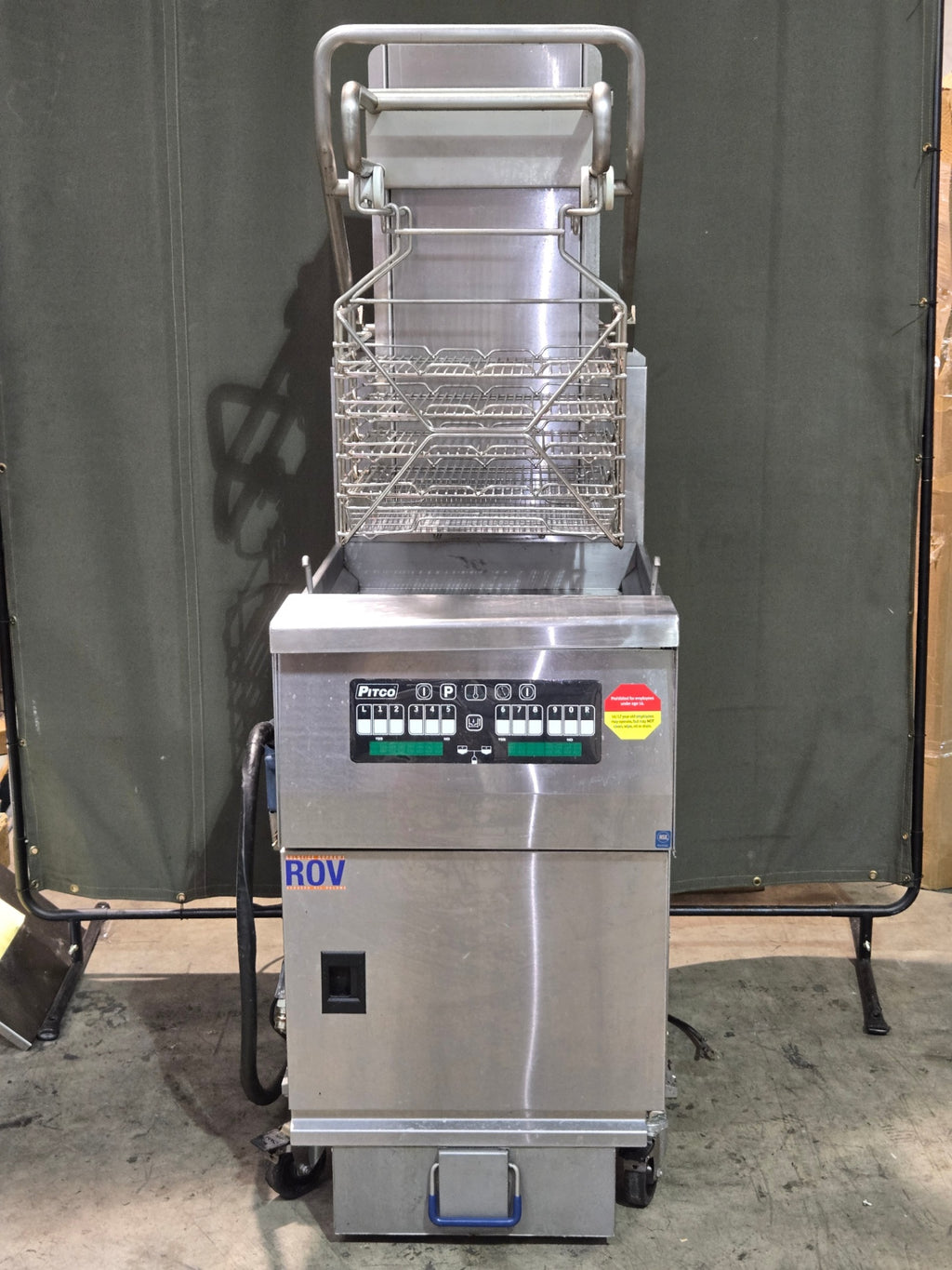 Pitco SFSGLVRF Solstice 76 lb. Reduced Oil Volume / High Output Liquid Propane Rack Floor Fryer