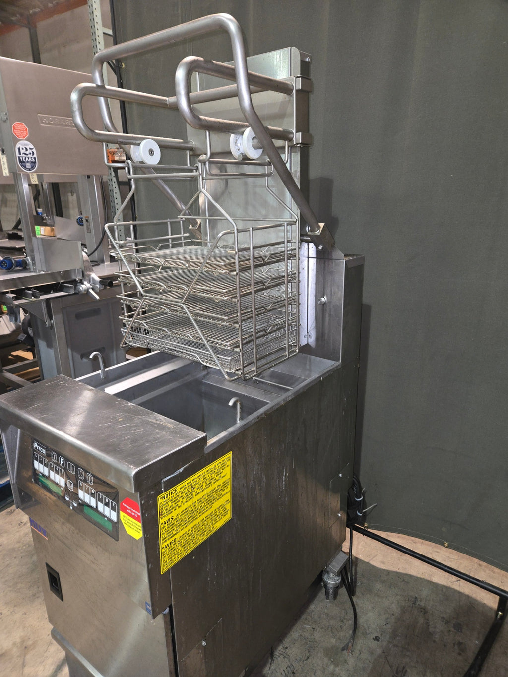 Pitco SFSGLVRF Solstice 76 lb. Reduced Oil Volume / High Output Liquid Propane Rack Floor Fryer
